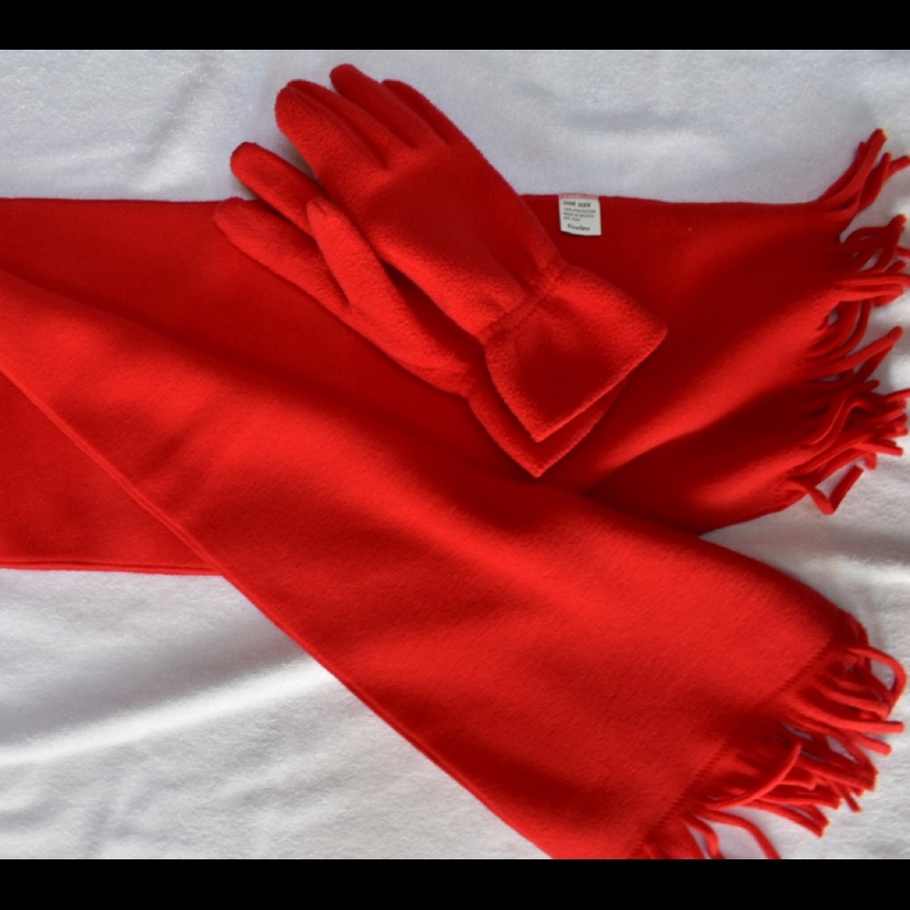 Woman’s scarf with matching gloves